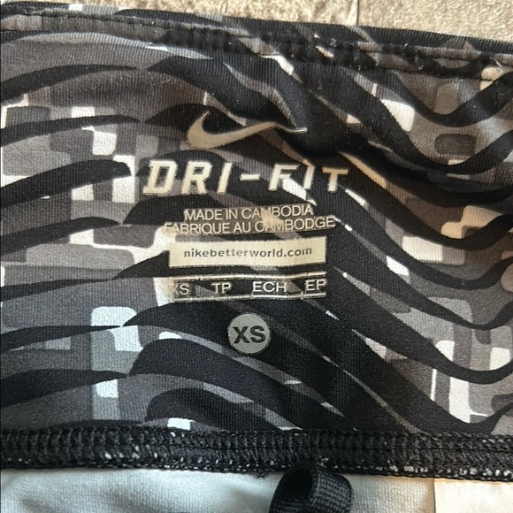 Nike Black and White Patterned Leggings - Picture 3 of 4